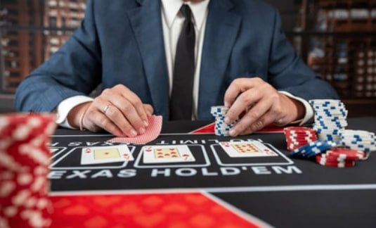 Studio live dealer berkamera multi-sudut dengan meja blackjack di slot 838